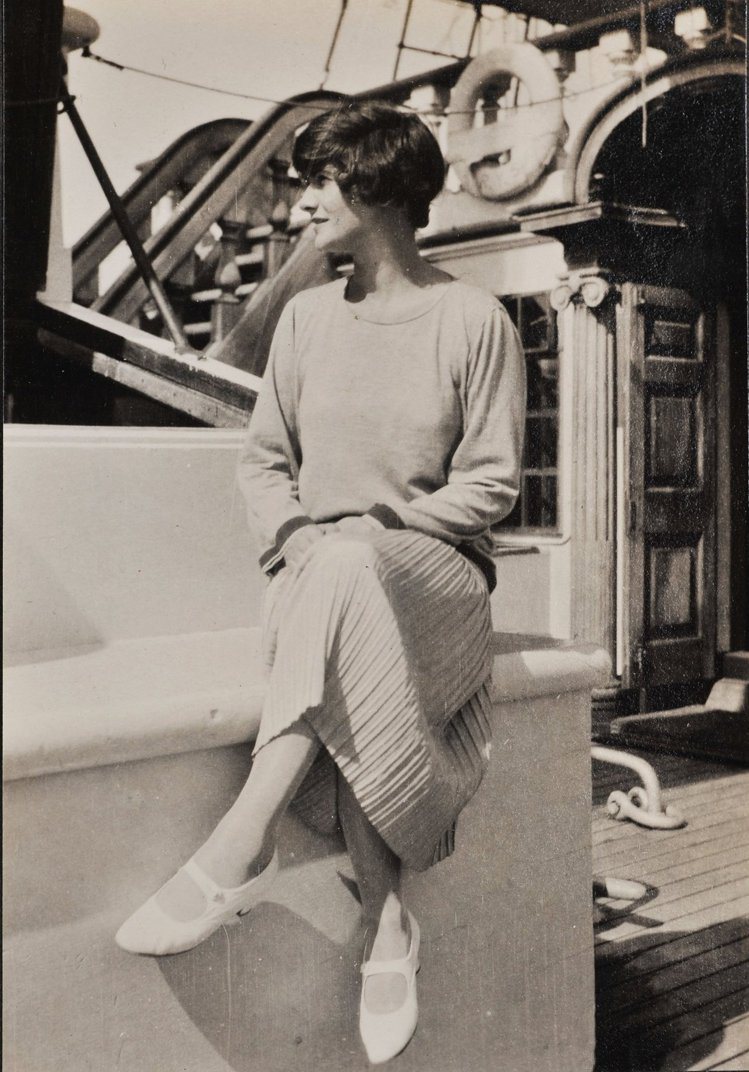 香奈兒女士1926年於搭乘飛雲號（Flying Cloud）時拍照留念。圖／香奈兒提供