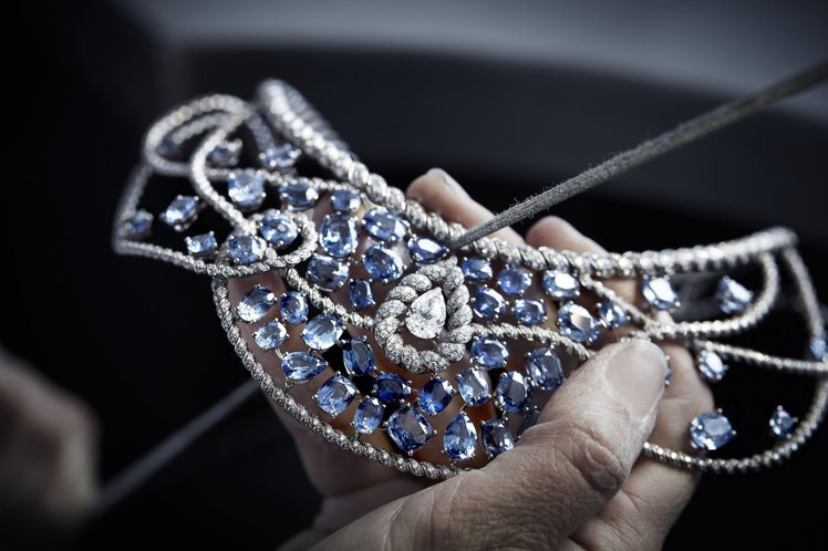 Turquoise Waters項鍊製作過程，18K白金鑲嵌藍色藍寶石及鑽石。價格電洽。圖／香奈兒提供
