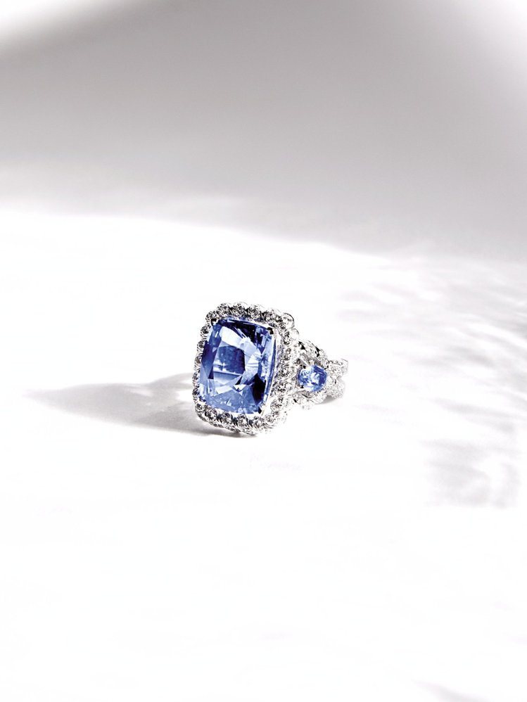 Turquoise Waters戒指，以18K白金鑲嵌12.39克拉枕形切割藍寶石主石、藍寶石及鑽石。價格電洽。圖／香奈兒提供