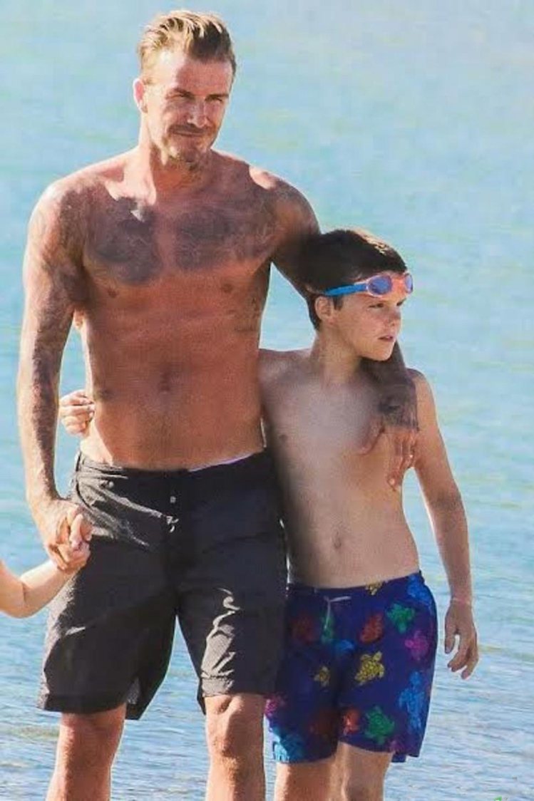 貝克漢兒子克魯茲貝克漢穿著Vilebrequin海龜圖騰海灘褲。圖／sun•day提供