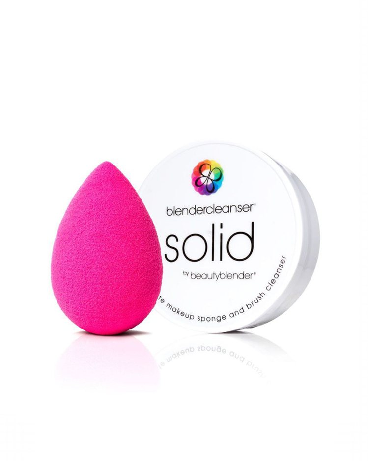 beautyblender原創粉紅美妝蛋，售價690元；美妝蛋專用清潔皂，售價590元。圖／beautyblender提供