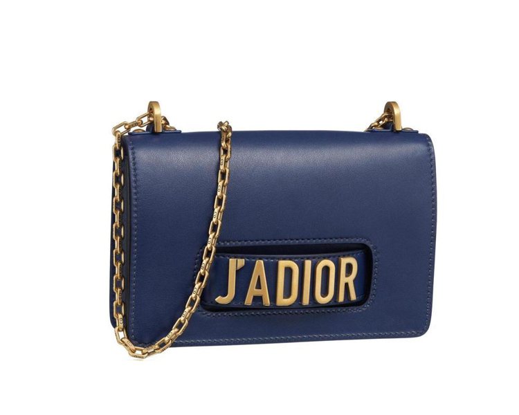 J’Adior靛色小牛皮翻蓋式金屬鍊包中型款，售約10萬5,000元。圖／Dior提供