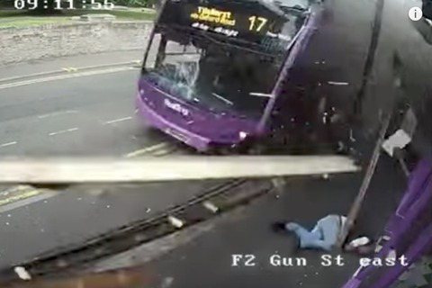 男子從背後遭公車直接撞擊 竟毫髮無傷