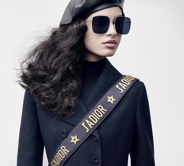 小羊皮貝雷帽和太陽眼鏡，展現了女性的自信風采。圖／Dior提供
