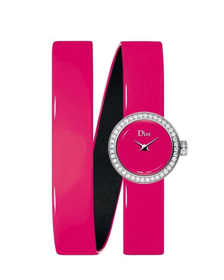 LA MINI D DE DIOR WRAPAROUND螢光粉紅彩漆腕表，19毫米精鋼鑲嵌鑽石，13萬6,000元。圖／迪奧提供
