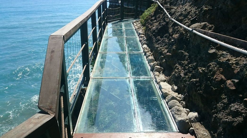 花蓮天空步道以強化玻璃打造出約28公尺透明步道。 豐濱鄉公所／提供