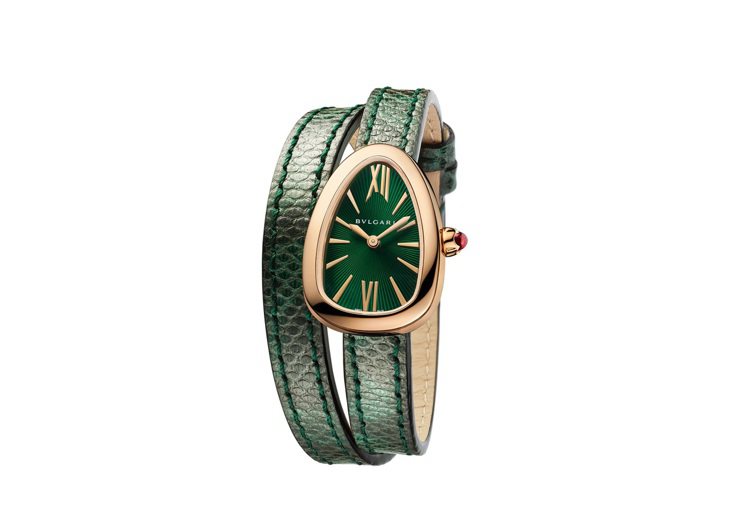 新SERPENTI 腕表，27毫米玫瑰金弧形表殼搭配綠色水蛇皮表帶，24萬8,800元。圖／寶格麗提供