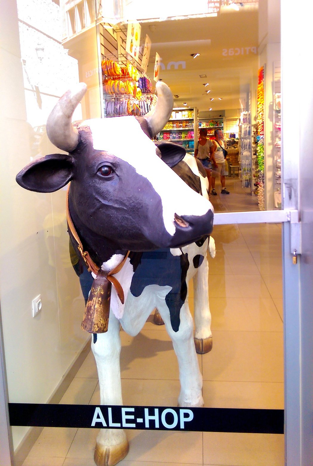 西班牙的連鎖雜貨禮品店「ALE-HOP」，在馬德里分店門外，站著一隻和真牛一樣大...
