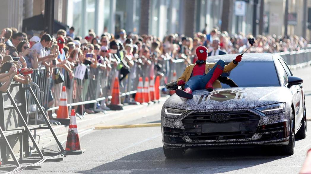 全新世代Audi A8在電影《蜘蛛人：返校日》首映紅毯上，以Audi 設計團隊(Audi Design) 特別設計的蜘蛛人車貼，與蜘蛛人Peter Paker一同驚喜亮相，吸引全球目光。 圖／Audi提供