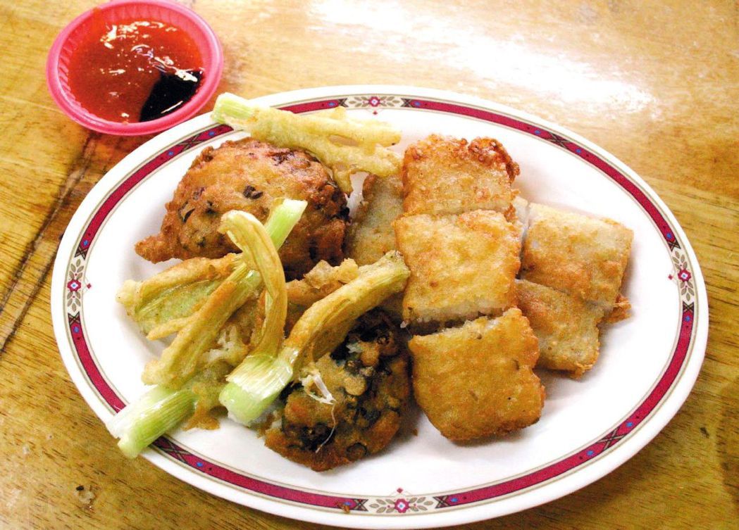 新竹市「北門炸粿」上桌，蛋黃色表面，與食材的香味，讓人垂涎。報系資料照