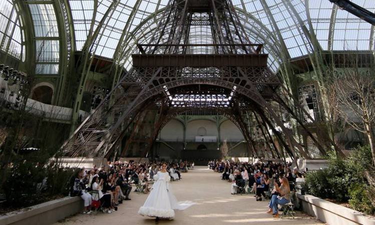 香奈兒創意總監卡爾拉格斐將艾菲爾鐵塔搬進巴黎大皇宮裡，讓造訪來賓就像環坐在鐵塔下的街道旁，觀賞一場「#CHANELTower」帥氣考究的輪廓變革訂製服裝秀。圖／擷自oglobo