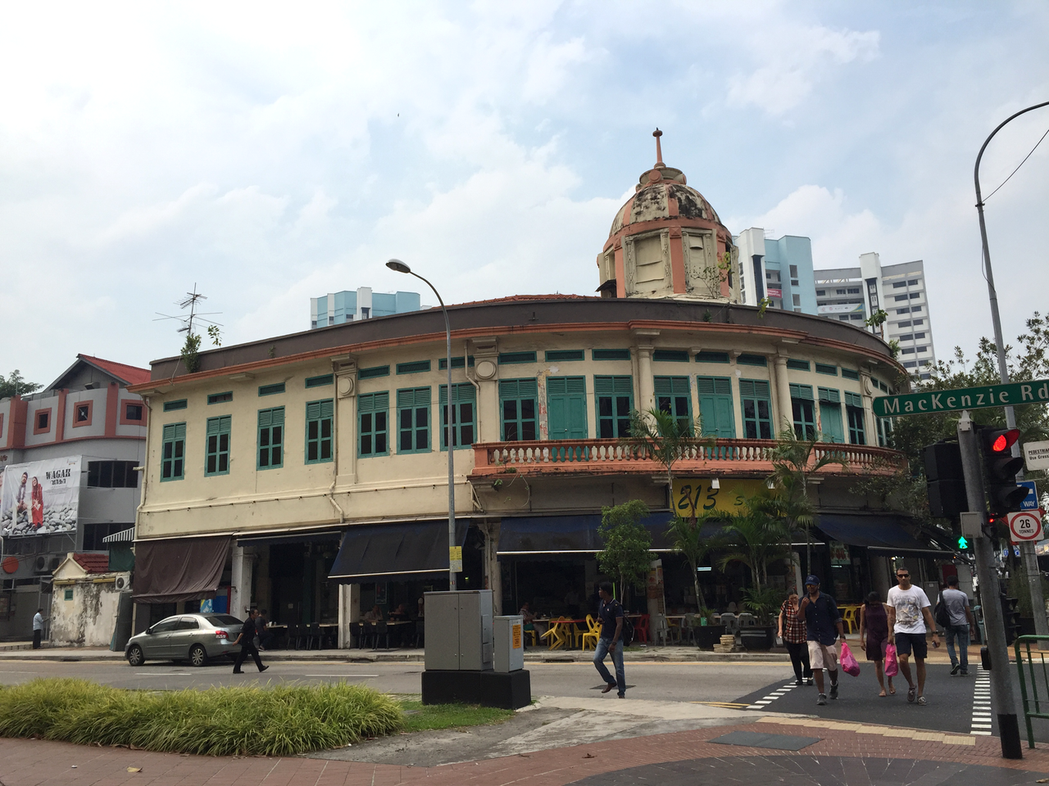早年由新加坡猶太人埃利森建造的埃利森樓，受南北向交通廊工程的影響，其中三個店屋單...