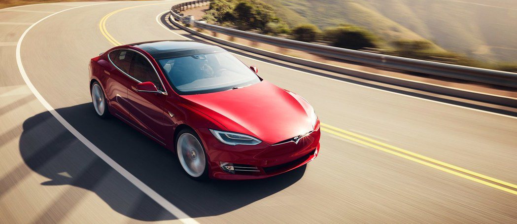 Tesla 升級 Model S 與 Model X 的韌體，將使這兩款車的零百成績再進化。圖為 Tesla Model S 3。 摘自 Tesla