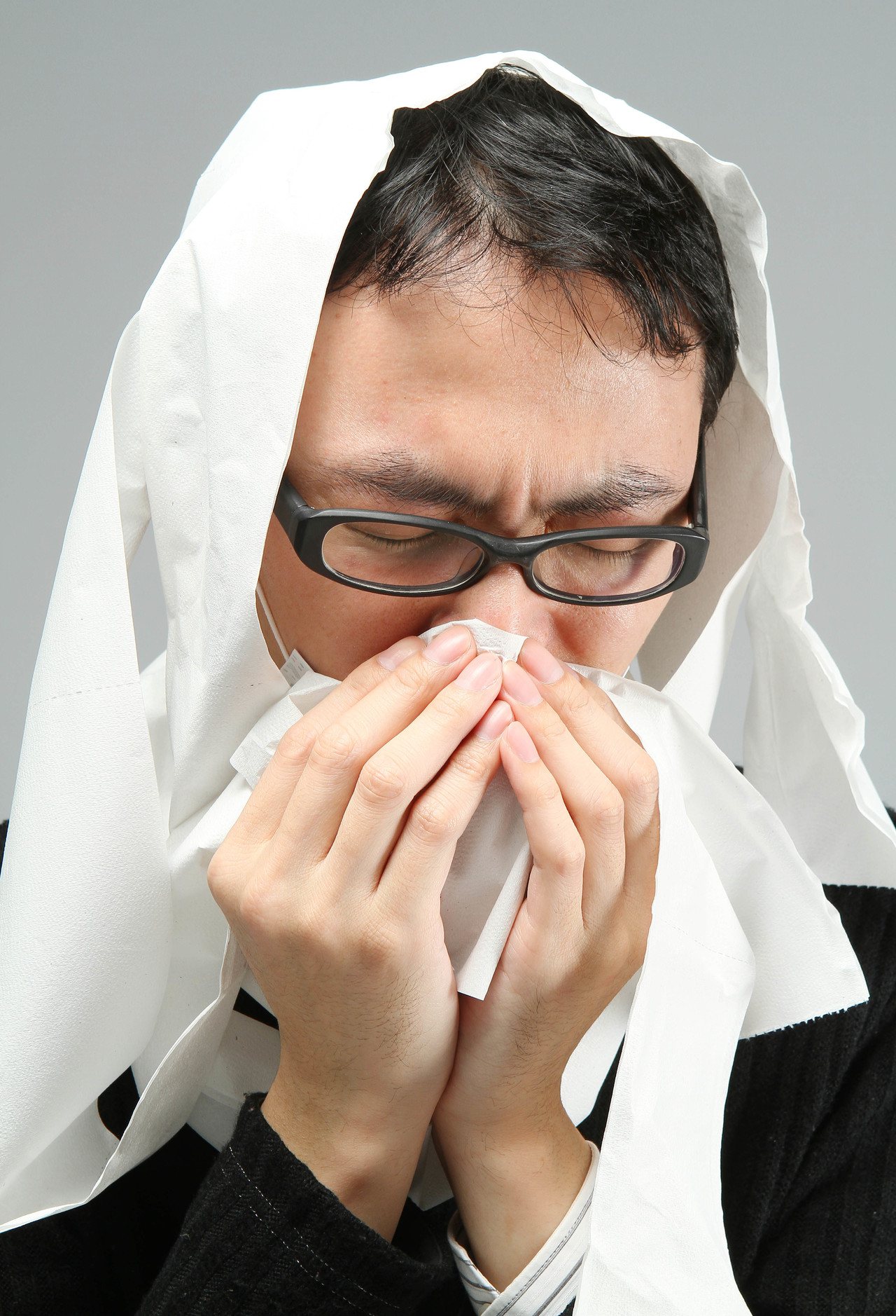 打噴嚏、咳嗽等要用衛生紙、手帕或衣袖掩住口鼻，相對溼度較高時，病毒會吸收空氣中的水氣變重，衛生紙能吸收水氣，不利病毒存活。

