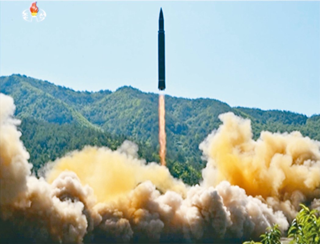 北韓國營電視台四日播出的畫面顯示，火星十四型洲際飛彈從北韓西北部發射。 美聯社