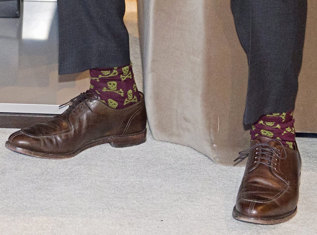 杜魯多去年6月到瑞士參加世界經濟論壇會議，穿了一雙有骷顱圖樣的襪子。美聯社