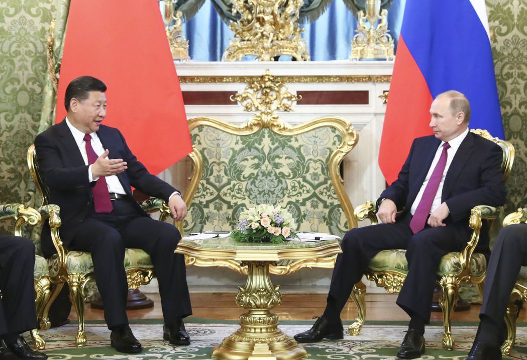 7月4日，中國國家主席習近平在莫斯科克里姆林宮與俄羅斯總統普亭舉行會談。 新華社