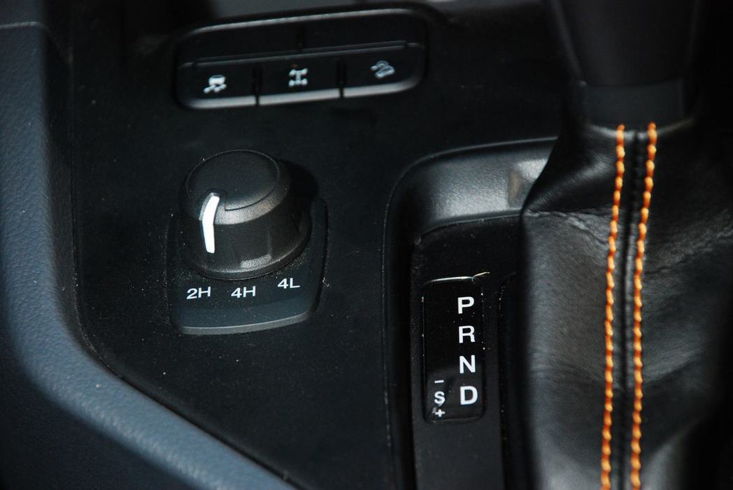 Ford Ranger電子式旋鈕加力箱。記者林昱丞／攝影