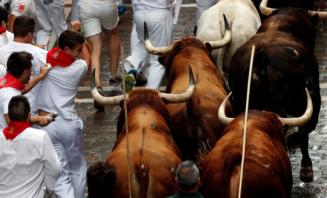 藉由海明威的文字與觀光傳播，西班牙的潘普洛納奔牛節，已成為每年吸引100萬名遊客...