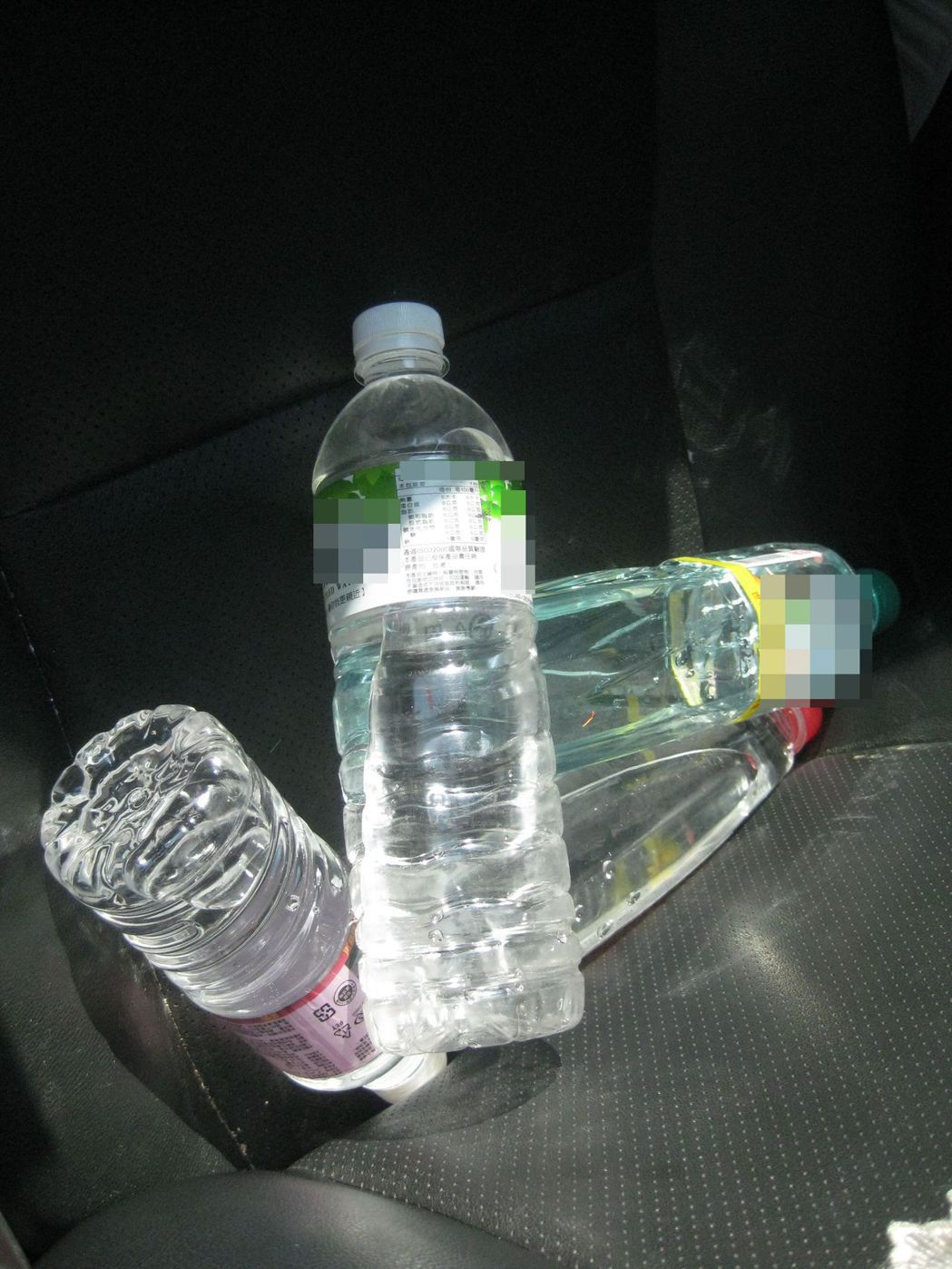 寶特瓶裝礦泉水放在車內，車主離開後可能沒注意陽光照射水瓶。記者簡慧珍／攝影