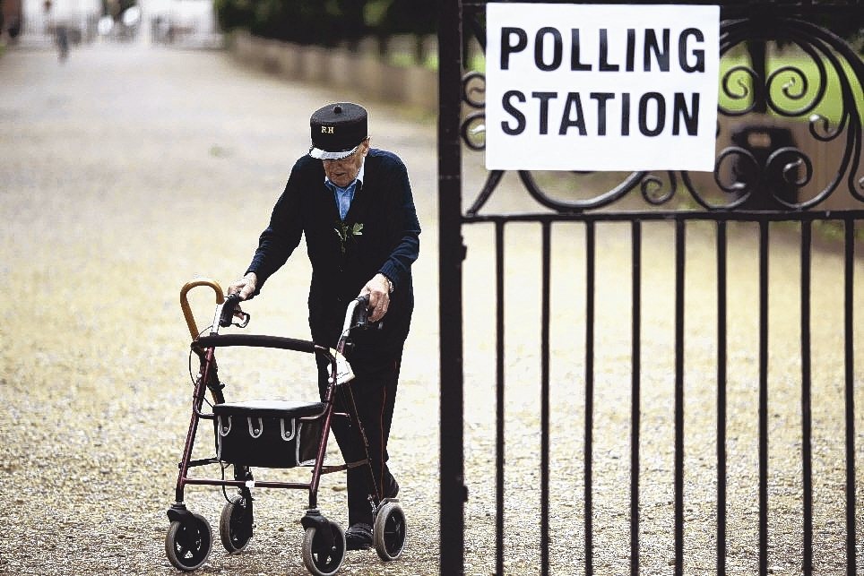 英國四分之一照護機構未達安全標準，民眾醫療需求和安危恐遭忽視，圖為英國倫敦6月國會大選時，一名老人離開投票所。 美聯社