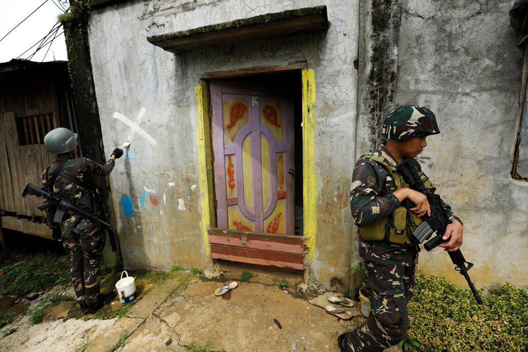 在恐怖組織馬巫德集團的逆襲下，菲律賓總統在5月23日宣布民答那峨島進入戒嚴狀態，...
