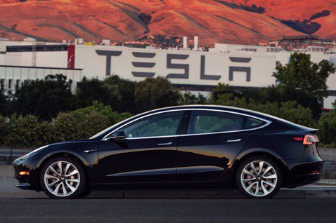 Tesla Model 3 已正式從工廠下線  首部車主將會是....