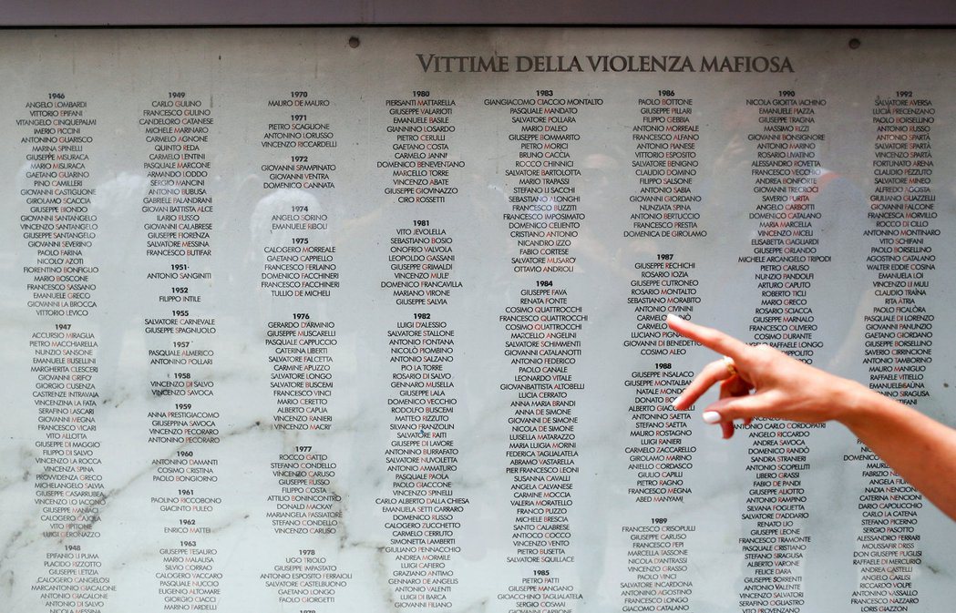 義大利政府正式訂定「黑手黨受難者紀念日」，圖為紀念受害者的姓名牆，感謝前人的勇敢...