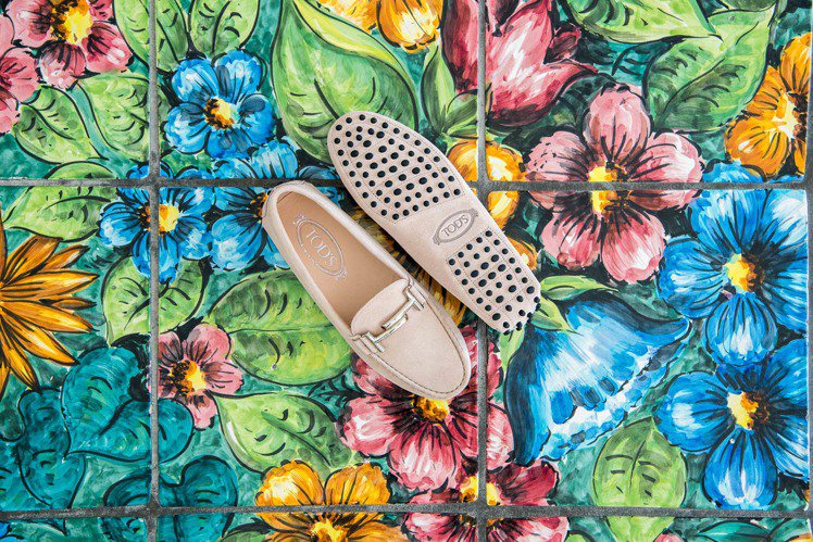 Chiara Ferragni穿著由她所選色製作的石英粉TOD'S Double T豆豆鞋，搭配Gommino Bag，在美景之前盡情展現悠閒時尚氛圍。圖／TOD’S提供