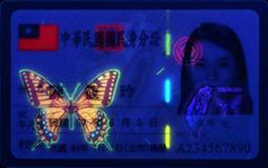 身分證隱藏的台灣種寬尾鳳蝶，要照射紫外線燈光才看得見。 記者楊正海／翻攝