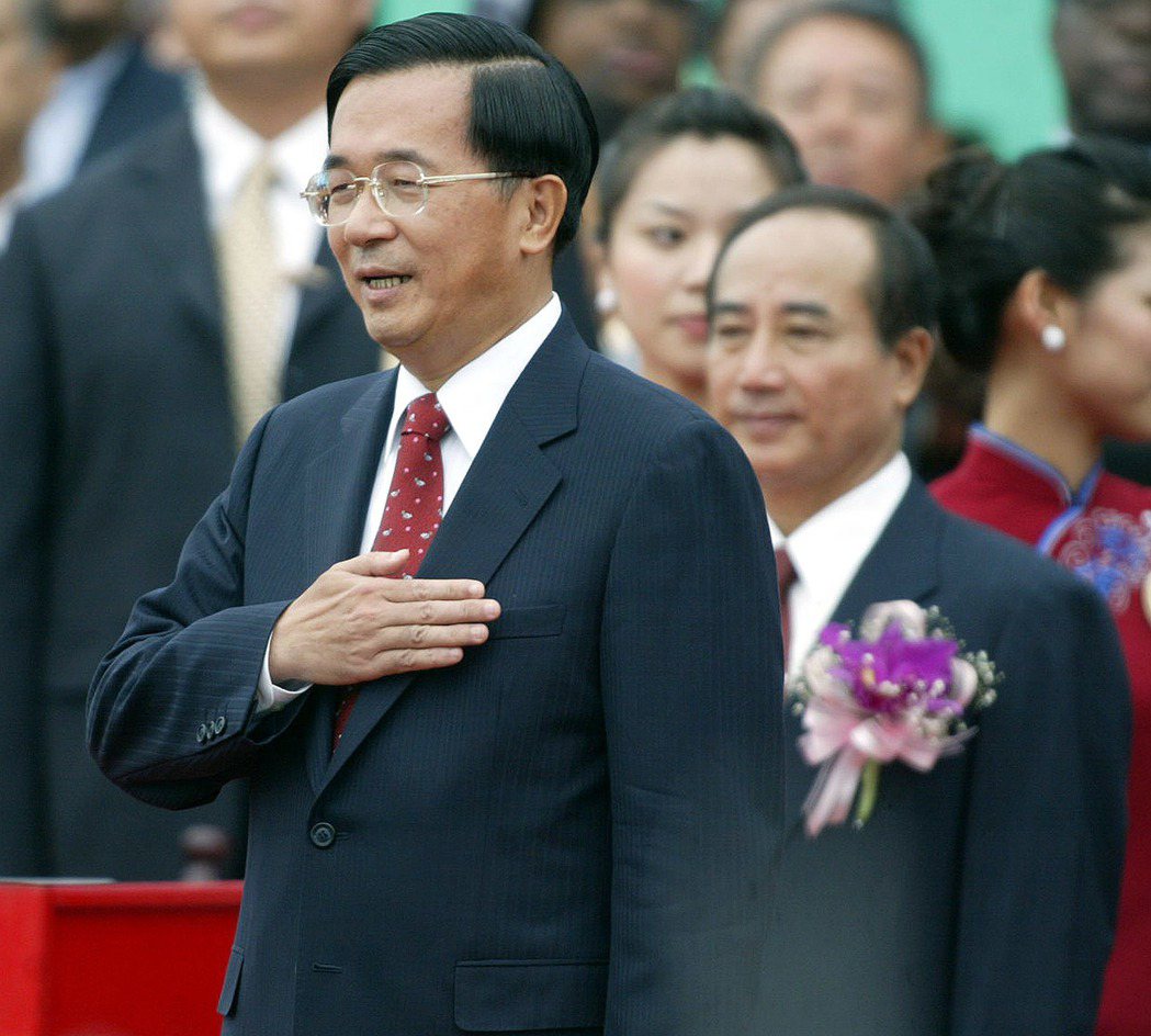 2007年國慶典禮上，陳水扁總統為了避開閱兵，選擇不致詞，以一個觀眾身份觀看軍容...