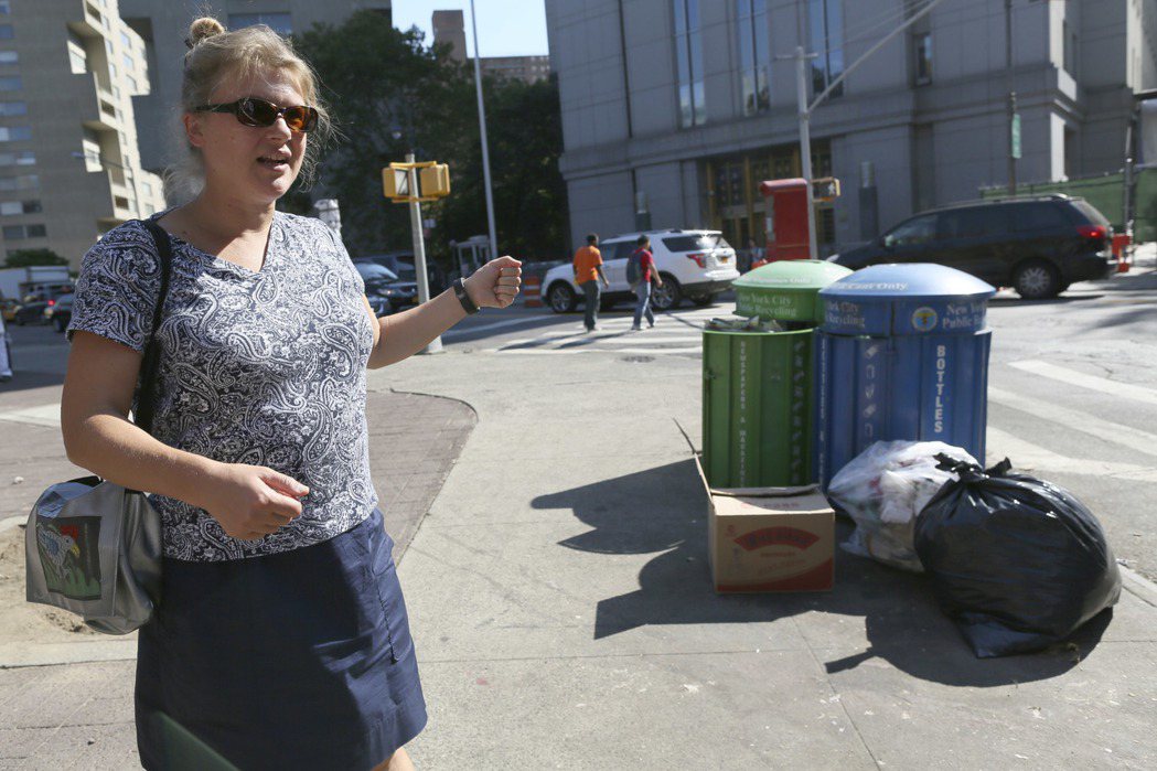 紐約市中國城附近一個公園的垃圾滿出垃圾桶外。 （美聯社）