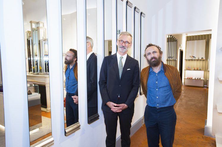 LONGCHAMP執行長Jean Cassegrain和法國裝置藝術家Mathias Kiss於普羅旺斯全新旗艦店合影。圖／LONGCHAMP提供