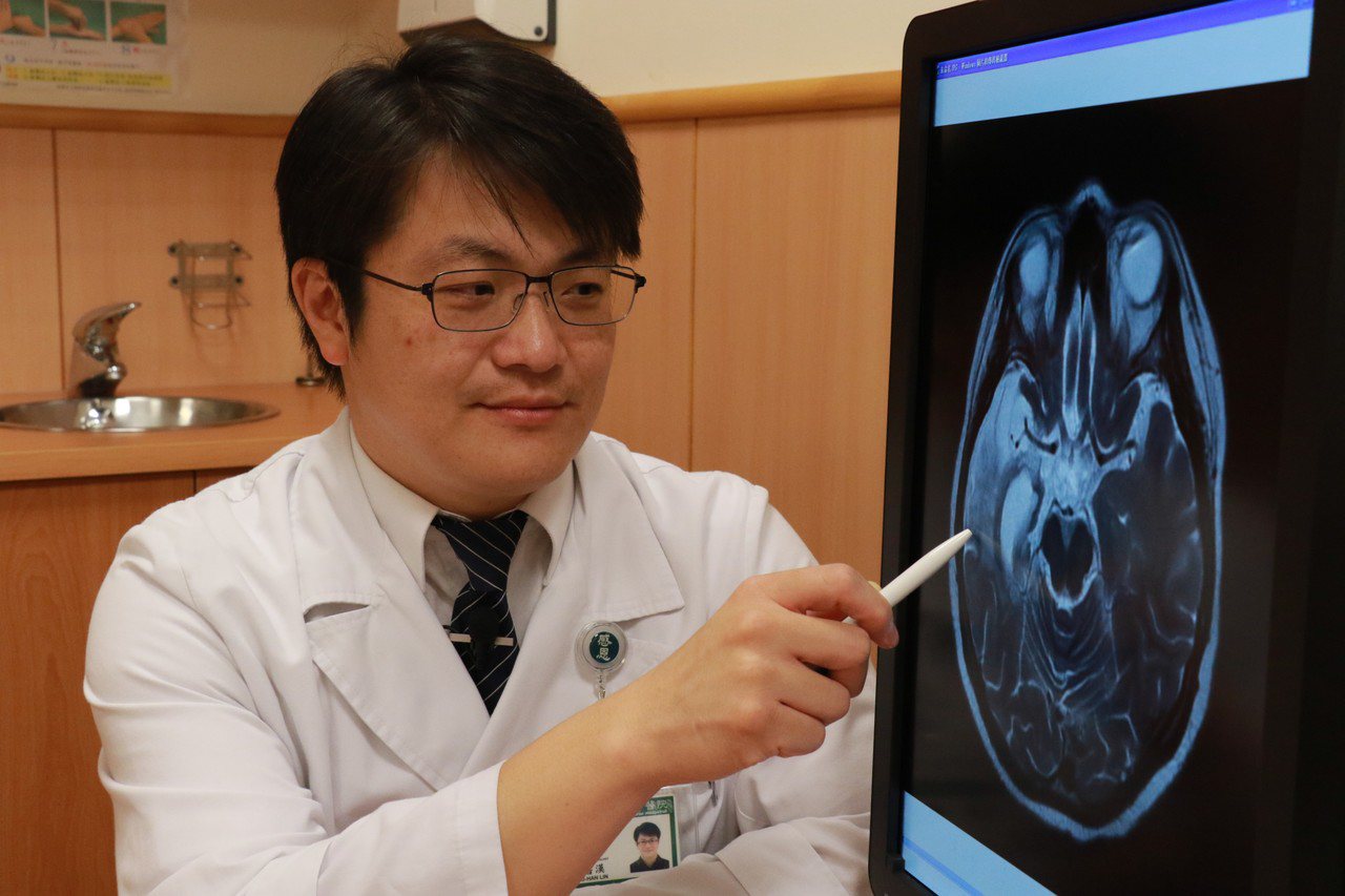 台中慈濟醫院神經內科醫師林書漢表示，經核磁共振檢查，劉女的腦部明顯受損。