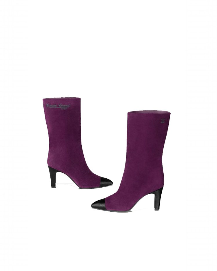 紫色麂皮黑色緞面鞋頭高跟中筒靴，43,200元。圖／香奈兒提供