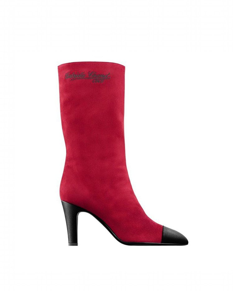 紅色麂皮黑色緞面鞋頭高跟中筒靴，43,200元。圖／香奈兒提供