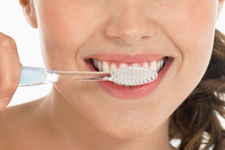牙醫師提醒，牙科所有治療都不是一勞永逸，平時做好口腔清潔與回診才是保健之道。圖／ingimage