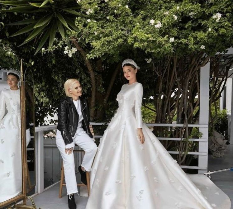 米蘭達與Dior創意總監Maria Grazia Chiuri。圖／摘自Inst...