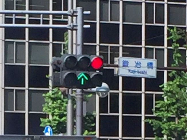日本在複雜的十字路口採用包含指向燈的雙排號誌燈，將直行、左轉與右轉車進一步區隔，...
