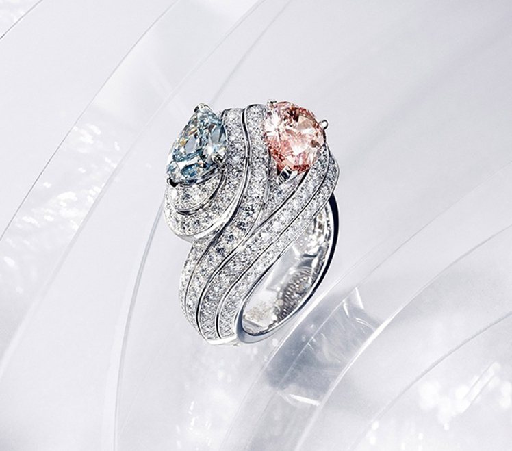 Infinite Motion戒指，鉑金鑲嵌2.18 克拉豔彩鮮粉紅色 VS1 級梨形鑽石與2.03 克拉的豔彩鮮藍色 VS2 級梨形鑽石主石。圖／卡地亞提供