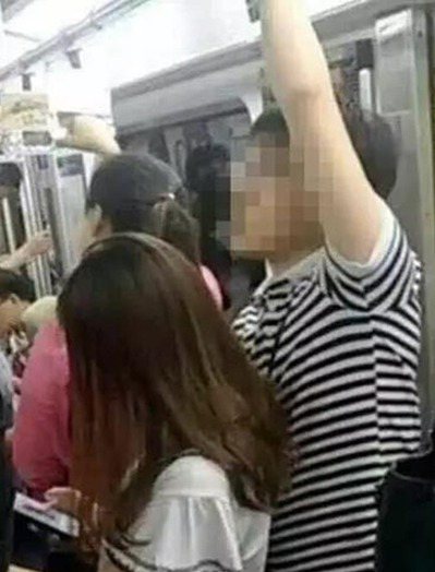 擁擠的北京地鐵，是變態色狼出沒的地方。（取自北京時間）