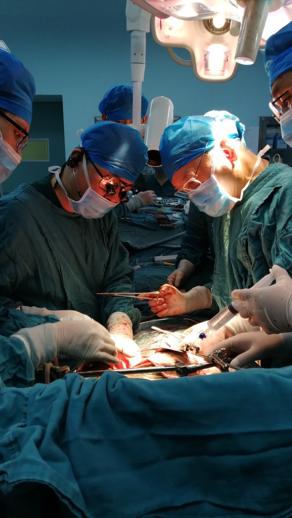 遊牧男的手術，動用兩岸一流的肝臟移植醫師，盡全力搶救。