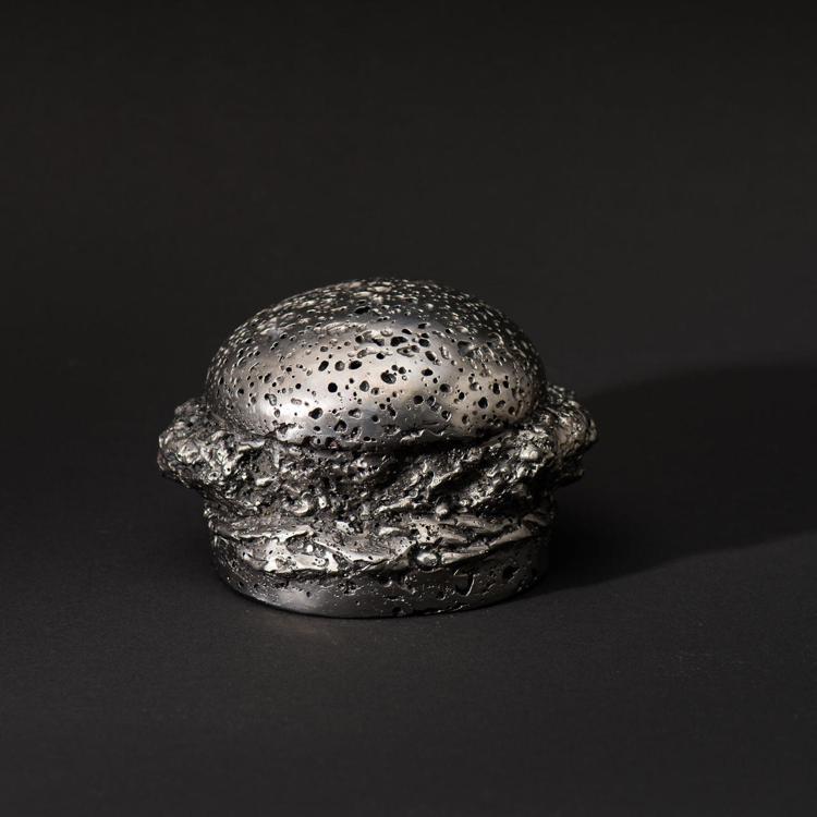 肯德基推出限量商品系列，圖片為標價超過60萬元的隕石漢堡模型，目前已銷售一空。圖／摘自www.kfclimited.com