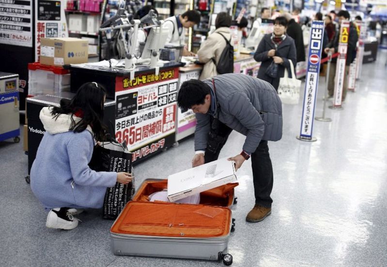 图为以往陆客在日本购物景象。 （路透资料照片）(photo:UDN)