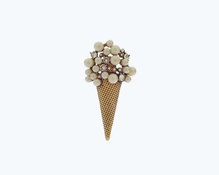 可用來裝飾包款的冰淇淋勳章，1,290元。圖／Marc Jacobs提供
