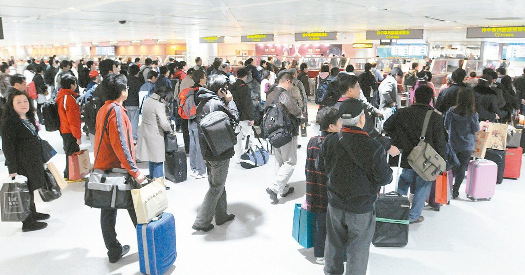 桃園機場旅客入境通關人潮擁擠。 聯合報系資料照