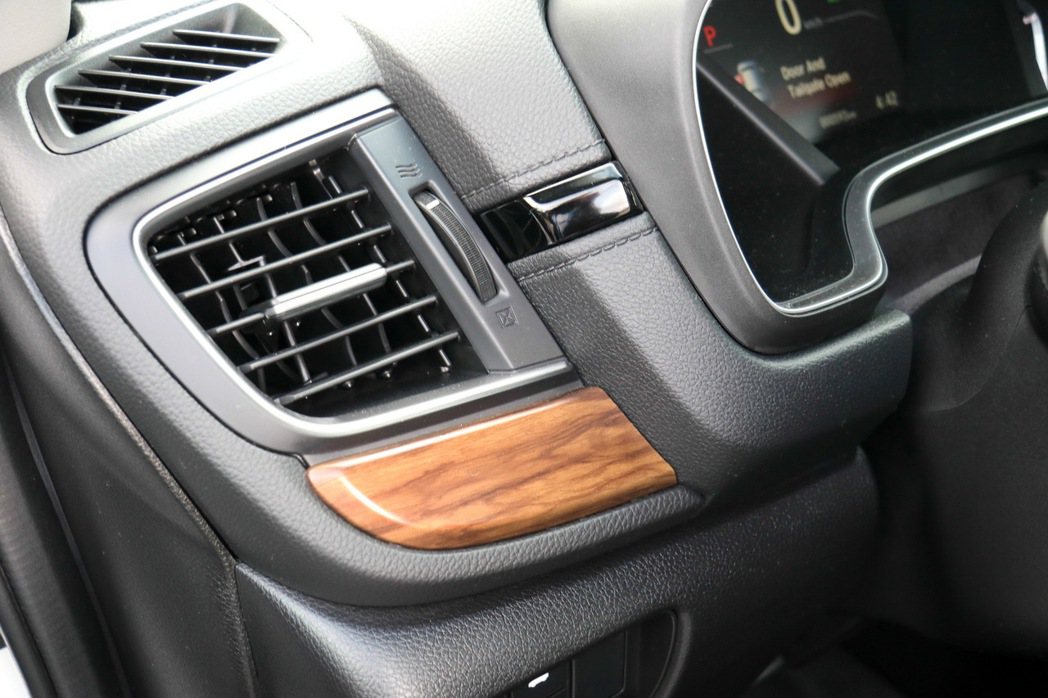 Honda CR-V 1.5S內裝採用優雅的木紋飾板。 記者史榮恩／攝影