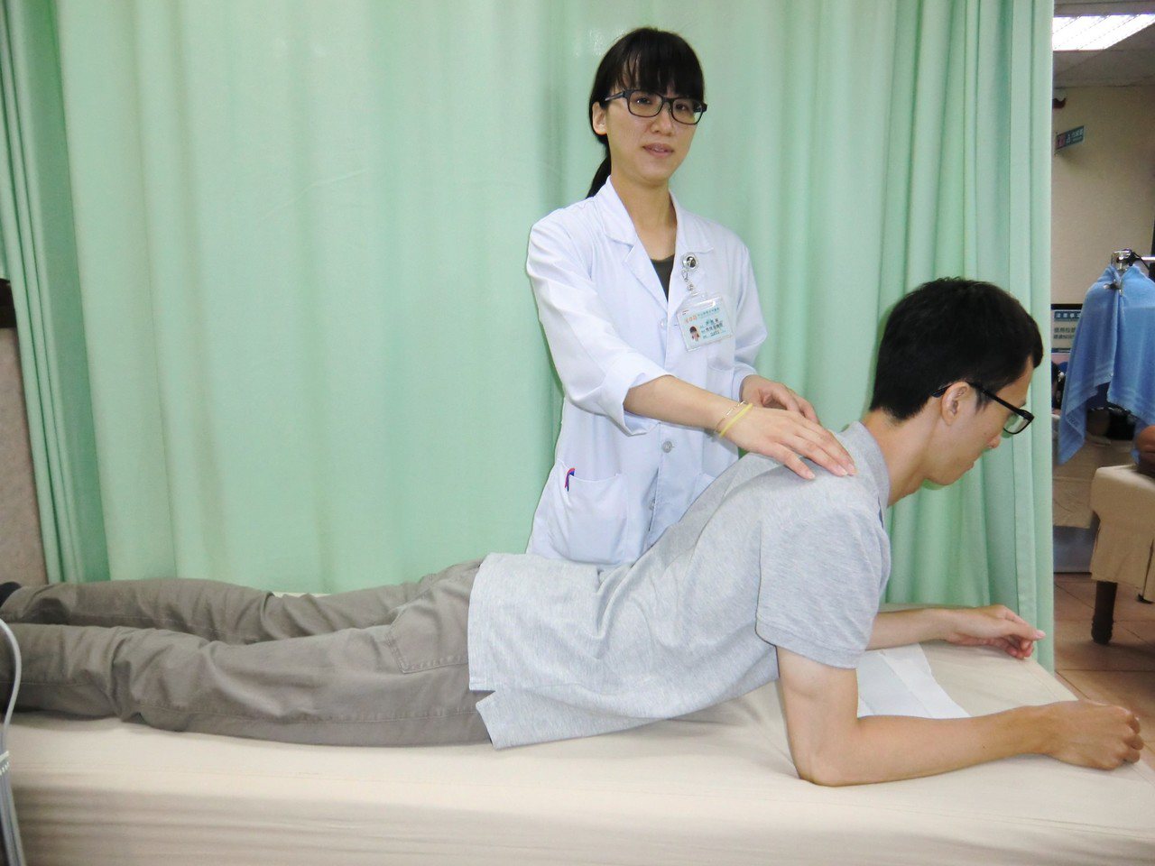 預防急性椎間盤突出兩式：第一招「背肌強化」，可訓練背肌、穩固腰椎肌肉。記者蔡容喬／攝影