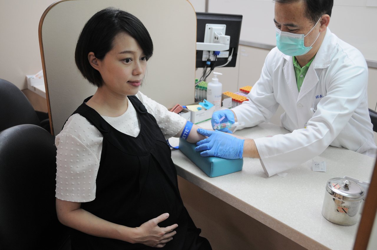 未來孕婦有望以抽血，取代侵入性檢查，獲知胎兒的產前遺傳診斷。圖／國泰醫院提供