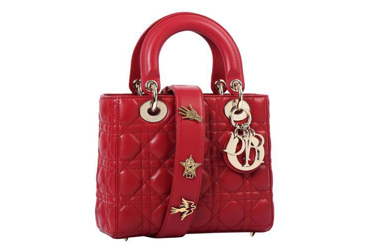 My Lady Dior Star鮮紅色小羊皮幸運徽章背帶手提包，售價11萬 元。圖／Dior提供